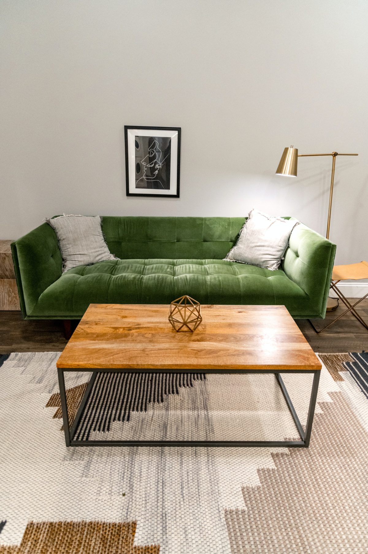 Luksuriøs og komfortabel sofa med bred chaiselong